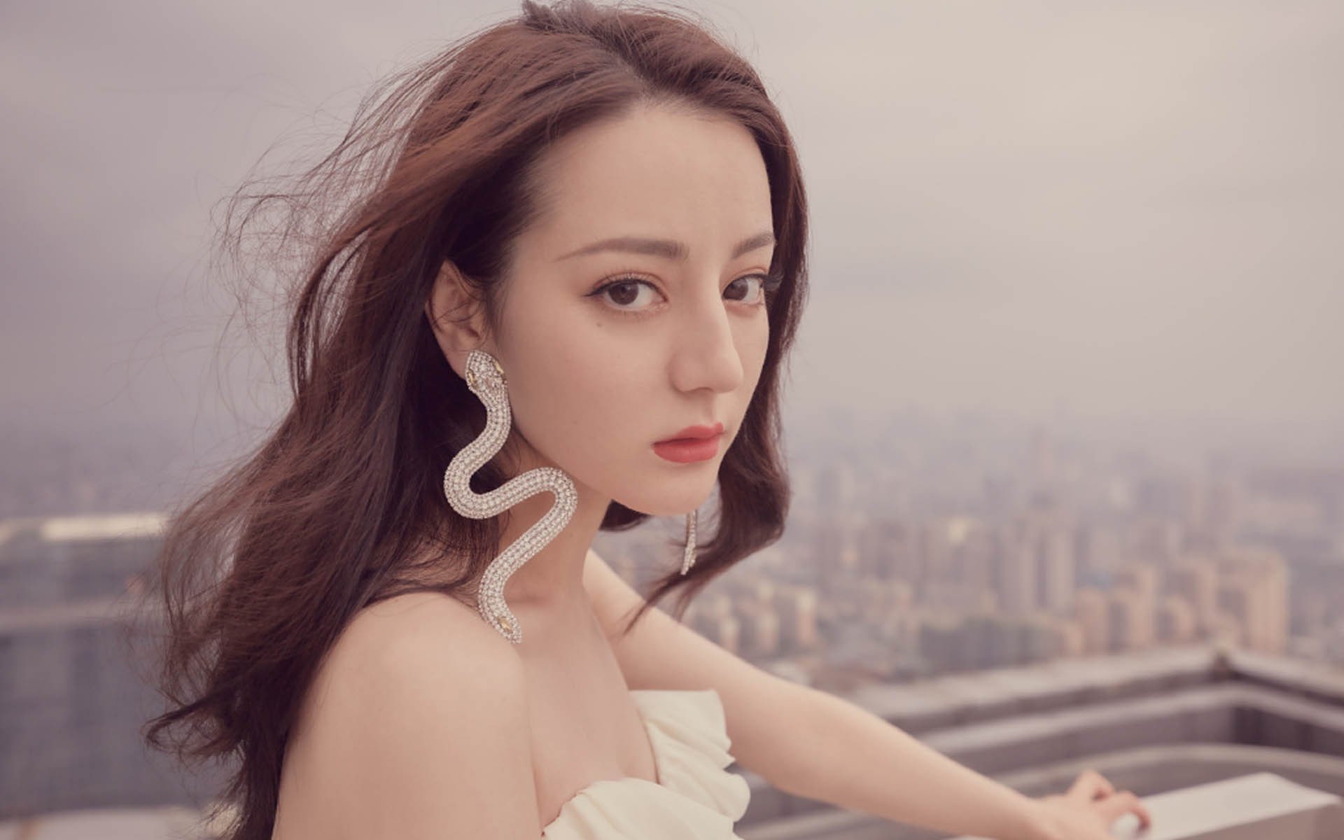 开云娱乐官网-“球场趣事：运动员场外的爆笑趣味瞬间”，球场上运动员的描写